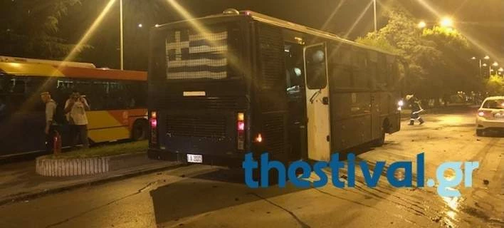 Ντοκουμέντο από την επίθεση με τις 30 μολότοφ σε κλούβα των ΜΑΤ στη Θεσσαλονίκη (βίντεο)